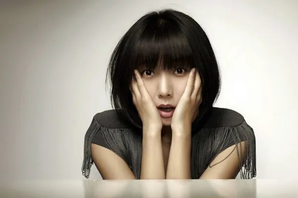 王珞丹被疯狂粉丝跪地求婚，爱一个人到底该用什么方式？