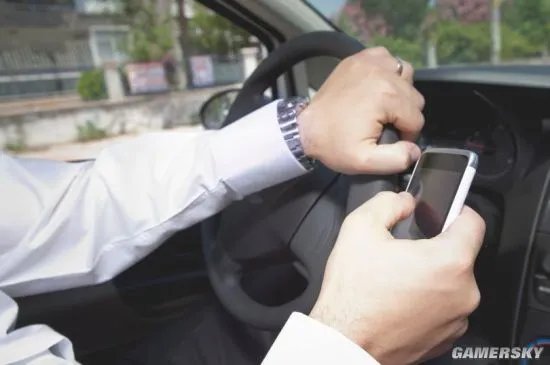 英国禁止开车玩手机 拍照和玩游戏都将被罚