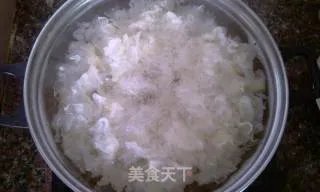 冰糖银耳莲子羹