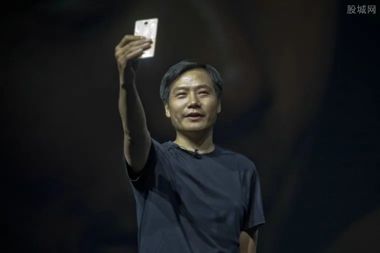 雷军发布会怼友商 华为被雷军直接点名炮轰