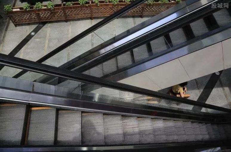 重庆现最苗条电梯 重庆魔幻建筑惊呆众人