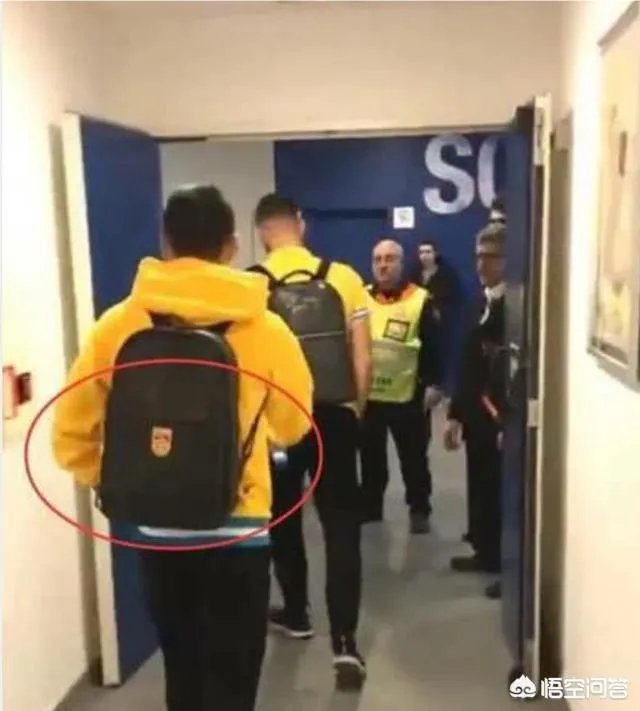 代表中国！武磊每场比赛都背着国足背包，你怎么看？