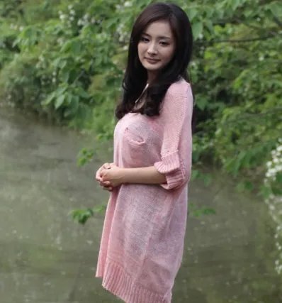 杨幂秀美腿不惧寒美丽冻人 化身清纯萝莉演绎《命运交响曲》