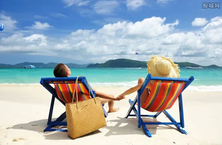 澳大利亚海滩游客爆满 目前邦迪海滩已经关闭