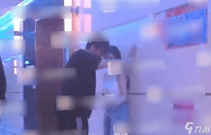 王岳伦与女子举止亲密真相详情