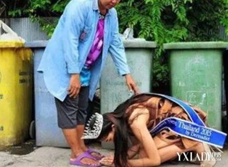 选美冠军跪谢母亲图片曝光孝心真诚感动网友