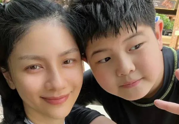 胡可在微博晒出与安吉、小鱼儿的自拍照，她的状态怎么样？