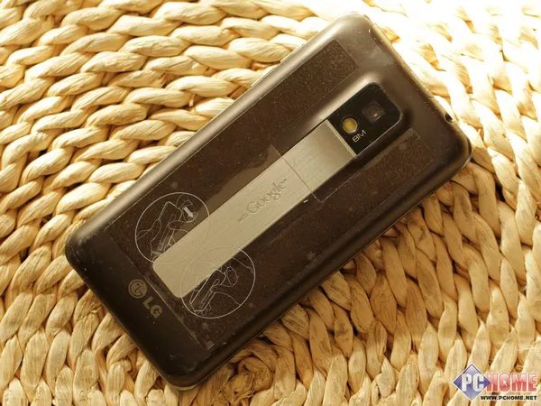 LG Optimus 2X评测 背部设计简洁