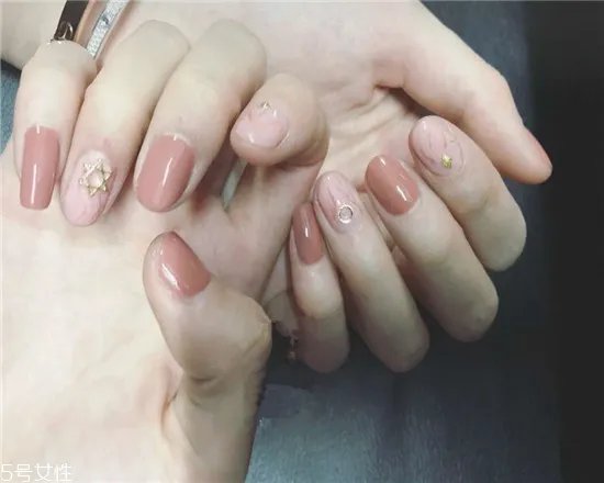 美甲裸粉色款式图片2018 新款裸色美甲图案大全