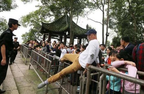 如何看待景区封锁7个月只接待1名游客这件事呢？