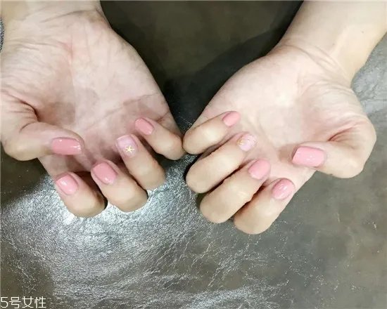 美甲裸粉色款式图片2018 新款裸色美甲图案大全