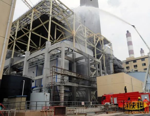 嘉兴一电厂除尘机组起火 近百名消防员参与灭火