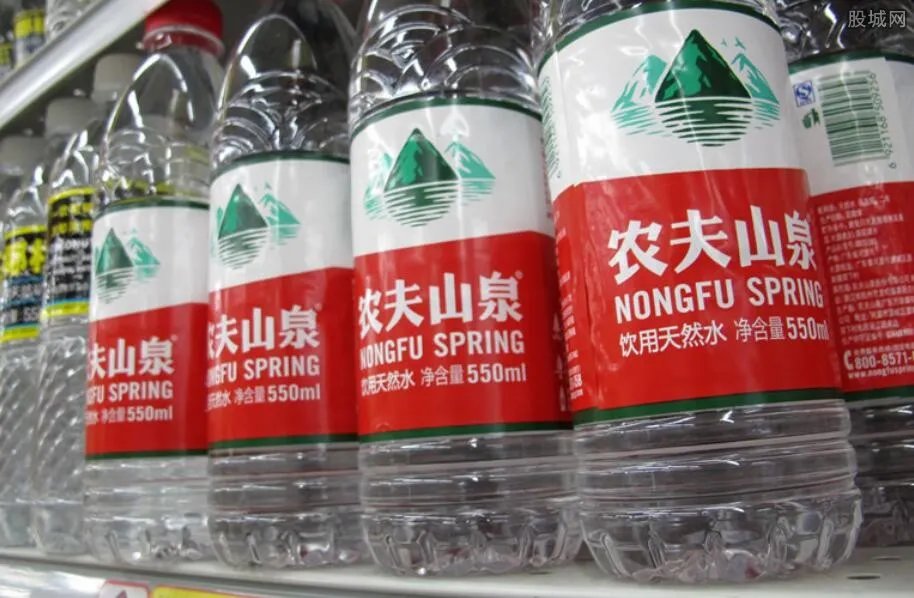农夫山泉股价年内暴跌40% 公司股票大跌原因是什么