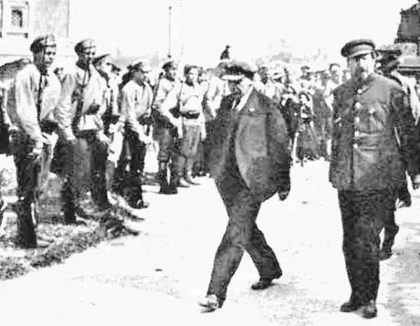 中国共产党早期出现的“二十八个半布尔什维克”指的是那些人？为什么还有个半？