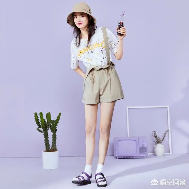 卡其色短裤配什么颜色上衣好看？