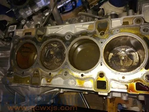 发动机爆缸是什么？症状有哪些？发动机爆缸怎么办