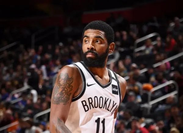 欧文现身篮网训练引欢呼，全队只有他戴口罩，他为何不打疫苗？