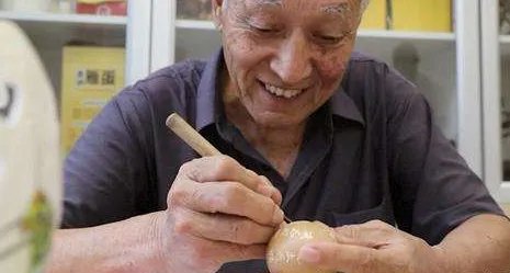 如何看待退休老师用鸡蛋刻金陵十二钗的这件事？