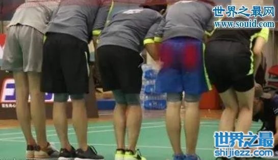 白百何跑男撅屁股图片,被罚用羽毛球狠抽打臀部