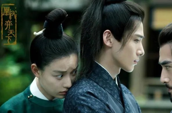 倪妮话剧演出好友送花，只有白敬亭画风不一样，他到底送的什么呢？