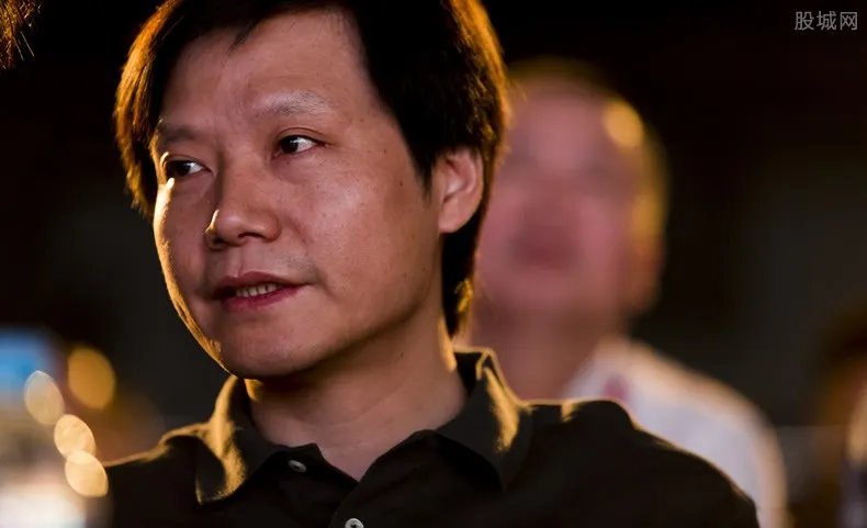 雷军发布会怼友商 华为被雷军直接点名炮轰