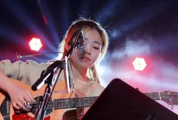 花粥歌曲排行-花粥最出名的歌曲，出山上榜，第九首最催泪