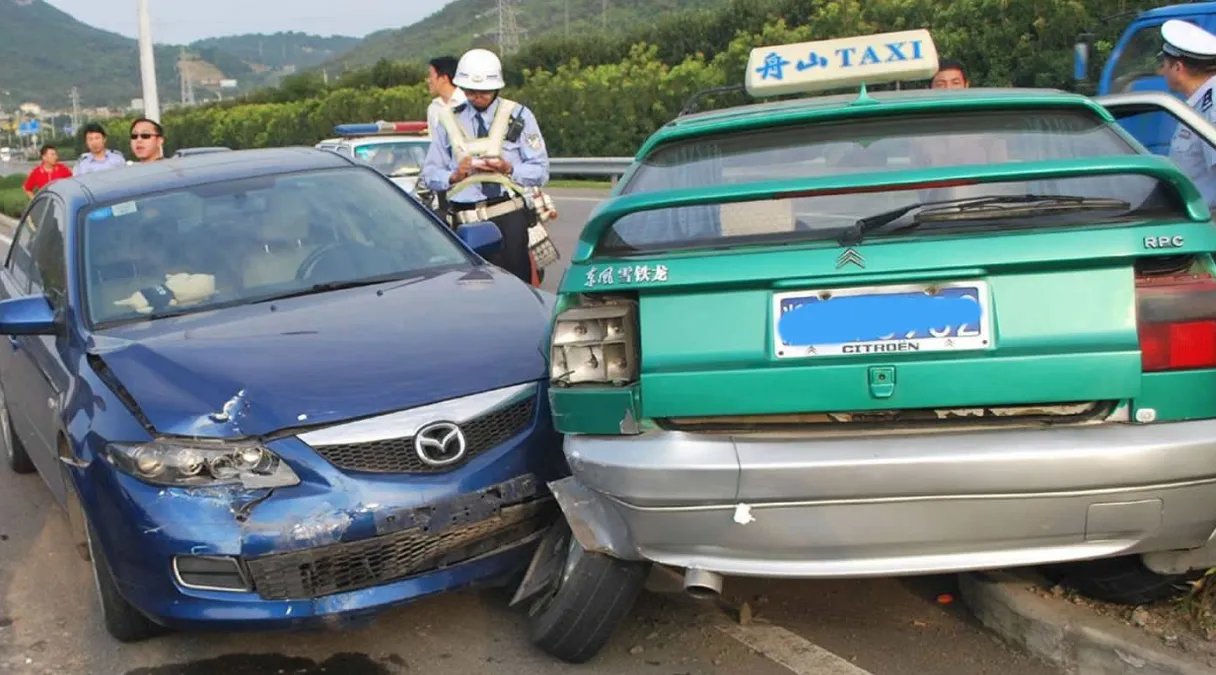 江苏宜兴发生中巴车与货车相撞事故，悲剧发生的原因是什么？