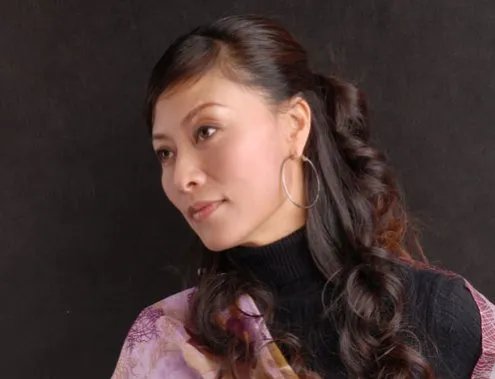 出道16年的岳红女儿，生父是谁现在知道了吗？