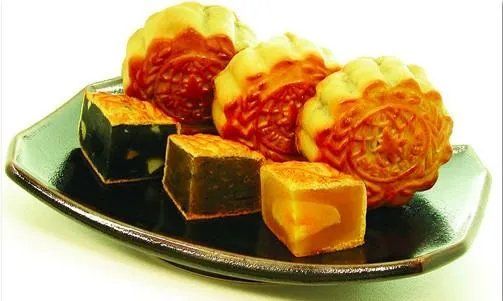 老外用胡辣汤和酸辣粉泡月饼，你觉得这么吃好吃吗？