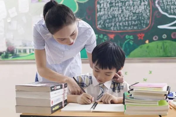 余尝谓读书有三到,谓心到、眼到、口到的意思？