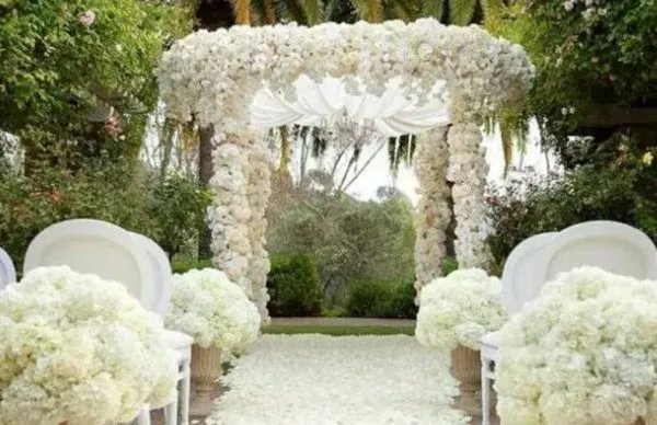 林峯承诺张馨月两年内办婚礼，明星为何结婚后却迟迟不办婚礼？