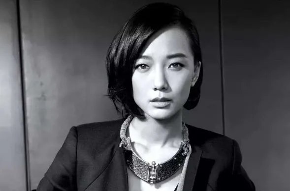 王珞丹被疯狂粉丝跪地求婚，爱一个人到底该用什么方式？