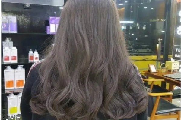 长卷发发型背影图片 学生长卷发发型图片