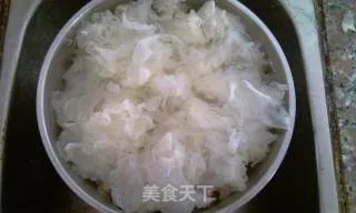 冰糖银耳莲子羹