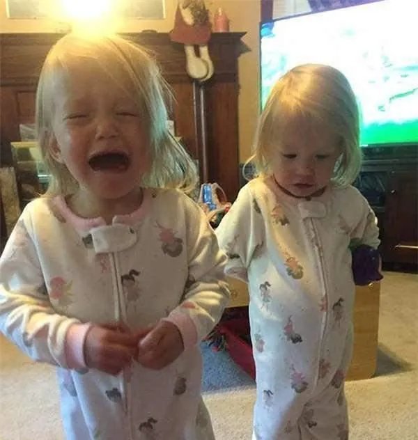 双胞胎姐妹一出生就“手牵手”，为什么分都分不开？