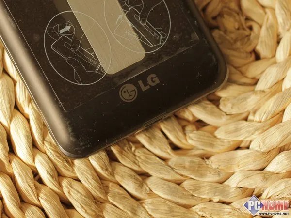 LG Optimus 2X评测 背部设计简洁