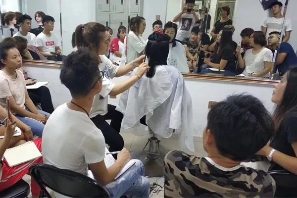 中国十大美发学校哪些？？
