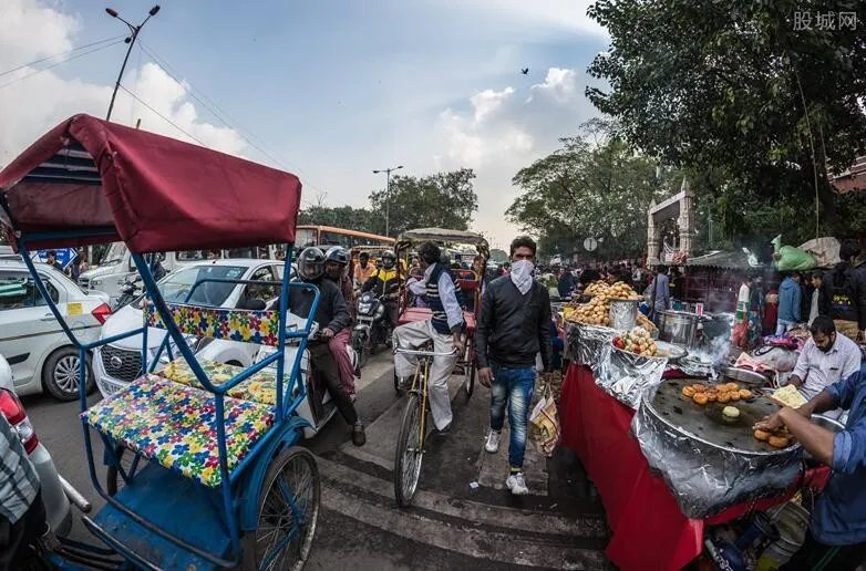 印度疫情活埋6000人真吗 疫情爆发尸横遍野