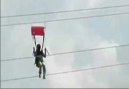 跳伞撞上高压线是怎么回事？