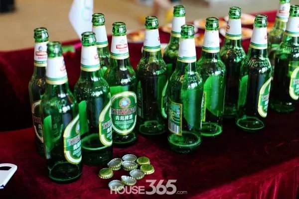 一个人喝完酒瓶图片