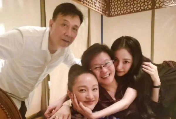 杨幂晒与周迅李少红的罕见合影，这三个娱乐圈女强人有什么缘分和交集？