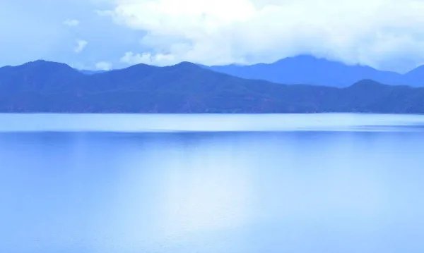 平静的湖面什么，像什么？