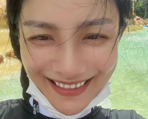 胡可在微博晒出与安吉、小鱼儿的自拍照，她的状态怎么样？