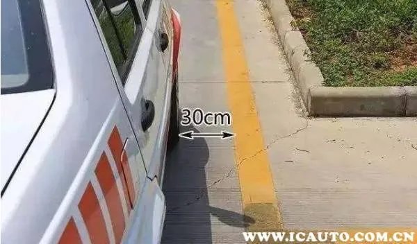 科二曲线行驶怎么看点打方向盘视频科目二侧方停车