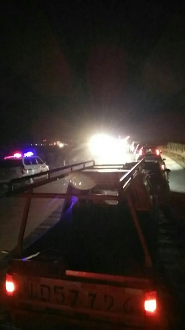 如果要接送重要人物而车里没有位置，你会让母亲坐后备箱吗？