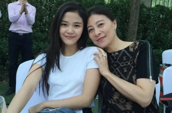 出道16年的岳红女儿，生父是谁现在知道了吗？