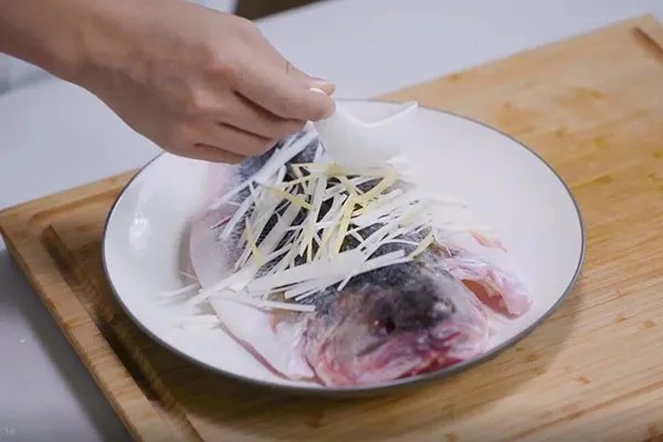 清蒸鲈鱼怎么做 清蒸鲈鱼的家常做法
