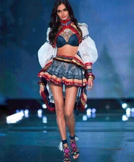 维密上扶奚梦瑶起来的模特是谁？