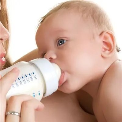 婴儿吐奶怎么回事