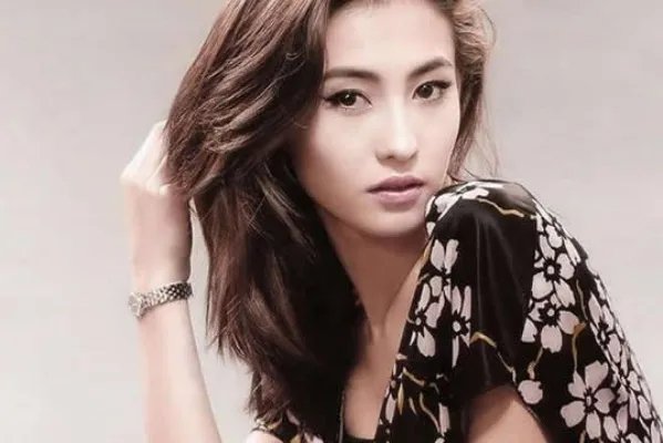 张柏芝晒男子背影：三胎父亲吗到底怎么回事？